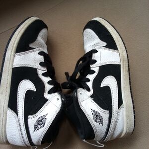 Jordan 1 Mid Black And White Tuxedo 3Y